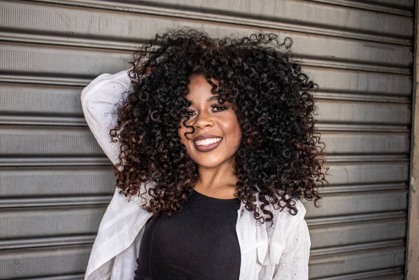 Retrato de belleza de mujer afroamericana con peinado afro en la calle
 - Foto, imagen