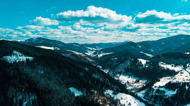 Карпатський гірський масив панорама зима. - Фото, зображення