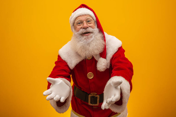 Santa Claus na žlutém pozadí s kopírovacím prostorem. Prezentace. - Fotografie, Obrázek