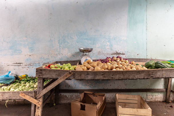 Montones de verduras variadas en el mercado callejero - Foto, Imagen