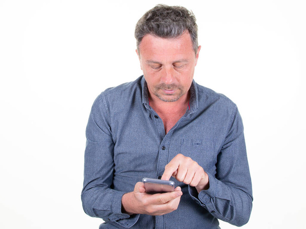 schöner Mann SMS-Versand von Telefon-SMS in isolierten weißen Hintergrund - Foto, Bild