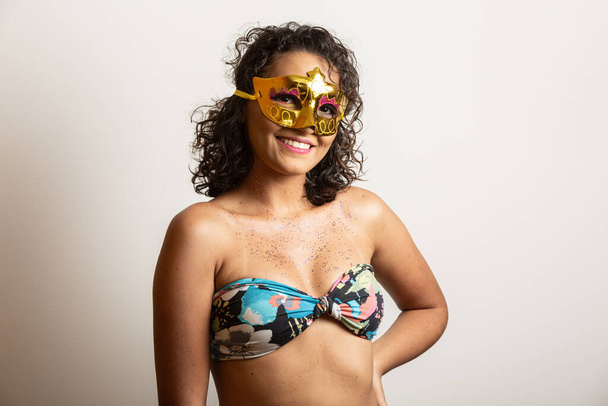 Brasilianischer Karneval. Junge Frau im Kostüm genießt Karnevalsparty. - Foto, Bild