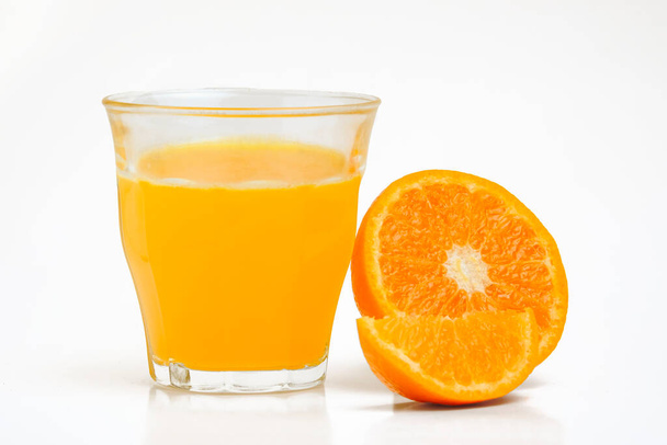 Склянка апельсинового соку з м'якоттю та нарізаними фруктами ізольовані на білому тлі
 - Фото, зображення