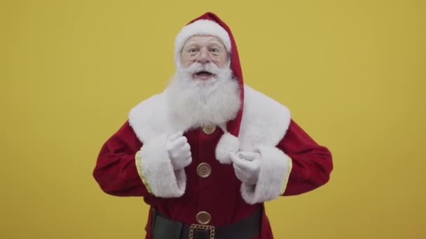 Portrait of Santa Claus posing and gesturing in studio - Кадры, видео