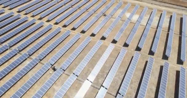 Letecký pohled na solární panely, eko energie. - Záběry, video