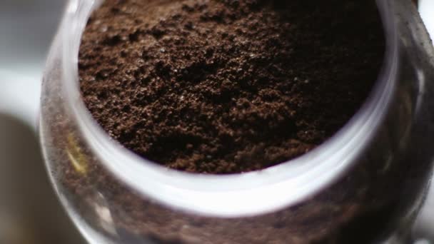 Close view of grinded coffee in glass jar - Záběry, video