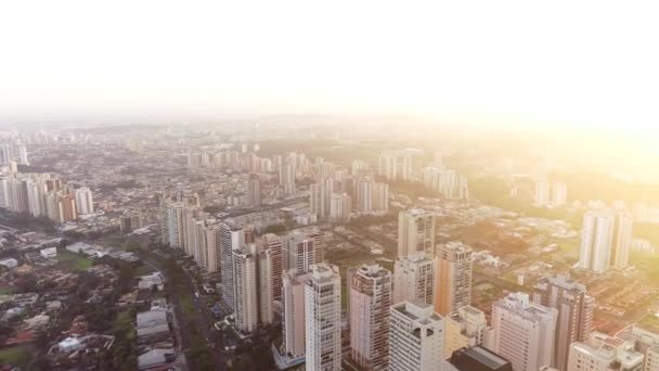 Вид с воздуха на дневной город
 - Кадры, видео
