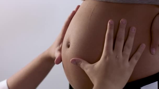 Arzt untersucht Schwangere - Filmmaterial, Video
