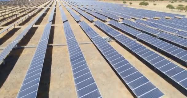 Αεροφωτογραφία των ηλιακών συλλεκτών, οικολογική ενέργεια. - Πλάνα, βίντεο