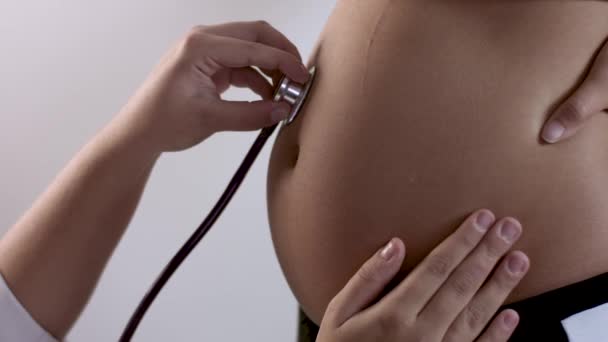 Arzt untersucht Schwangere - Filmmaterial, Video