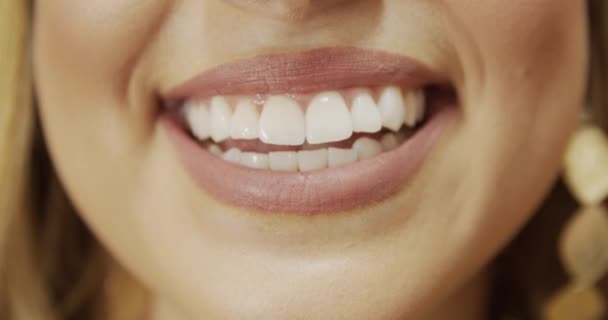 Closeup άποψη της γυναίκας με τέλεια λευκά δόντια χαμογελώντας - Πλάνα, βίντεο
