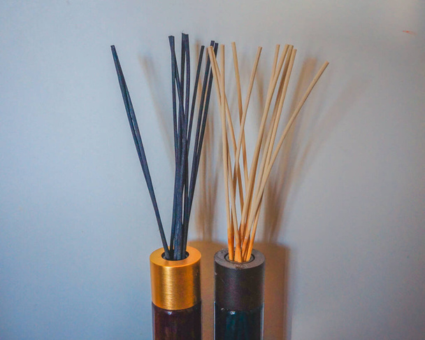 Holz Duftstäbchen mit einem schönen Aroma - Foto, Bild