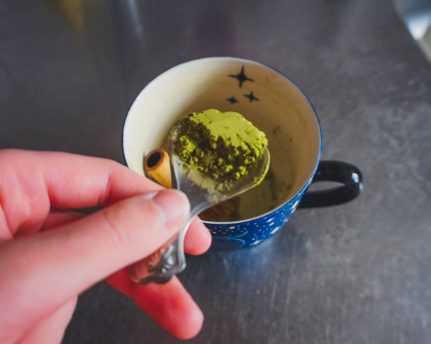 Una dosis de té matcha en polvo para hacer café con leche matcha
 - Foto, Imagen