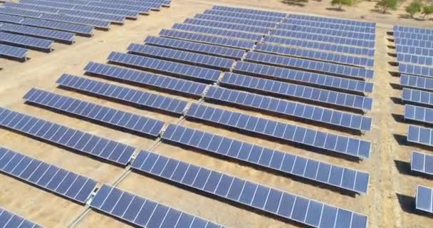 Αεροφωτογραφία των ηλιακών συλλεκτών, οικολογική ενέργεια. - Πλάνα, βίντεο