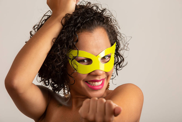 Бразильский карнавал. Молодая женщина в костюме наслаждается карнавальной вечеринкой
. - Фото, изображение