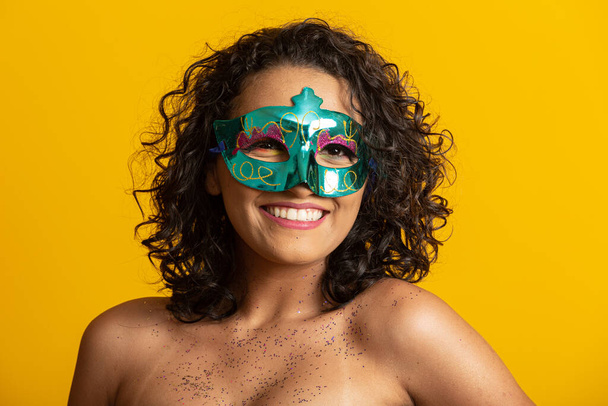 Бразильский карнавал. Молодая женщина в костюме наслаждается карнавальной вечеринкой
. - Фото, изображение
