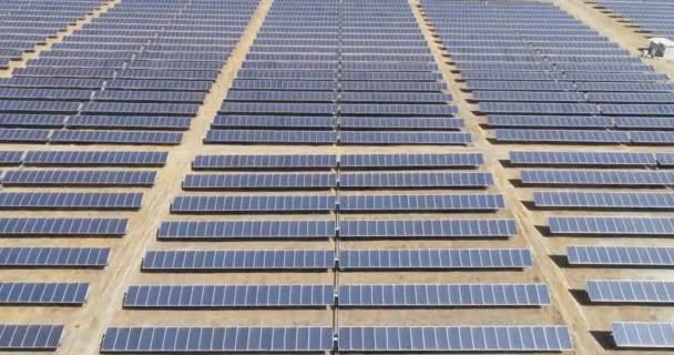 Letecký pohled na solární panely, eko energie. - Záběry, video