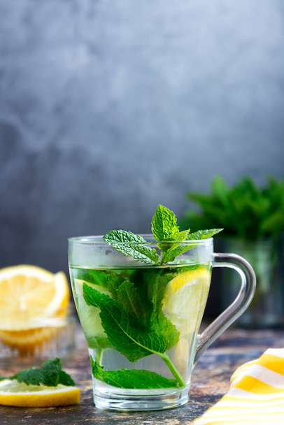 Mint tea with fresh mint leaves in glass cup, alternative medicine concept, healthy hot drink. Copy space - Foto, Imagem