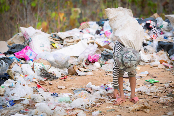 Los niños encuentran chatarra para la venta y la reciclan en los vertederos, las vidas y los estilos de vida de los pobres, el trabajo infantil, la pobreza y los conceptos de medio ambiente - Foto, Imagen