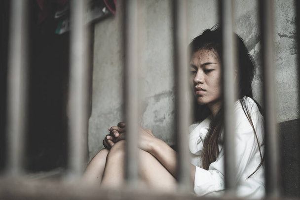 Η απελπισμένη σκλάβα είναι σε ένα κελί. Γυναικεία βία και κακοποιημένη αντίληψη, Φυλάκιση, Γυναικεία κρατούμενη, εμπορία ανθρώπων Έννοια, διεθνής ημέρα των γυναικών. - Φωτογραφία, εικόνα