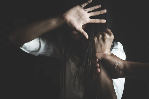 Člověk, který fyzicky zneužívá svou přítelkyni, pomáhá obětem domácího násilí, obchodu s lidmi, zastavuje v pojetí fyzické zneužívání ženy koncept - Fotografie, Obrázek