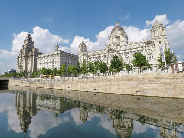Liverpool şehrinin güzel rıhtımı. İkonik Karaciğer Kuşları binasını, Üç Güzellik 'i, katedralleri ve Mersey Nehri' ne çarpıcı bir zemin hazırlayan diğer yerleri gösteriyor.. - Fotoğraf, Görsel
