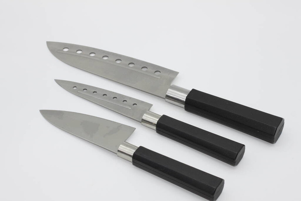 профессиональные ножи на белом фоне
 - Фото, изображение