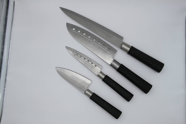 couteaux de cuisine professionnels sur fond blanc
 - Photo, image