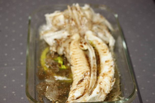 Paistettu merikrotti oliiviöljyn, valkosipulin, chilin ja etikan kanssa
 - Valokuva, kuva