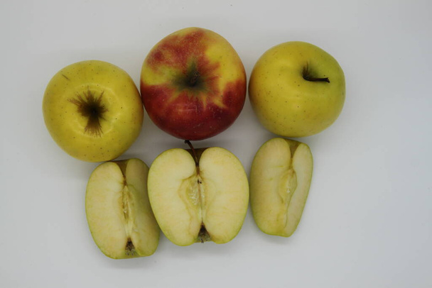 kultainen ja punainen omenat koko ja leikataan neljäsosaa ja puoli valkoisella pohjalla
 - Valokuva, kuva