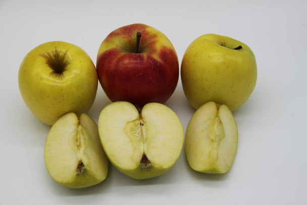 kultainen ja punainen omenat koko ja leikataan neljäsosaa ja puoli valkoisella pohjalla
 - Valokuva, kuva