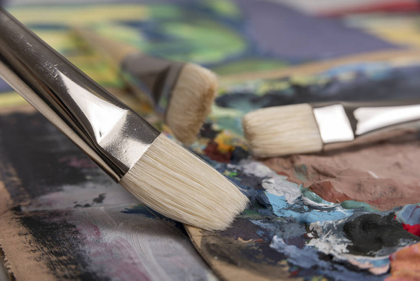 Pinceles con cerdas en la paleta de pintura
 - Foto, Imagen