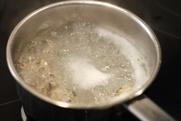gotowanie jaj przepiórczych w rondlu - Zdjęcie, obraz