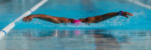 Natación competición nadador atleta haciendo golpe de mariposa en piscina - Foto, Imagen