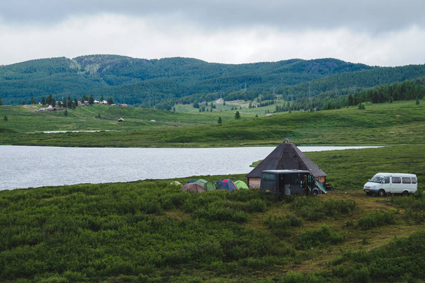 Ail tradiční altaické domy a turistické stany kolem na břehu jezera v Ulagansky okresu Altai republiky, Rusko - Fotografie, Obrázek