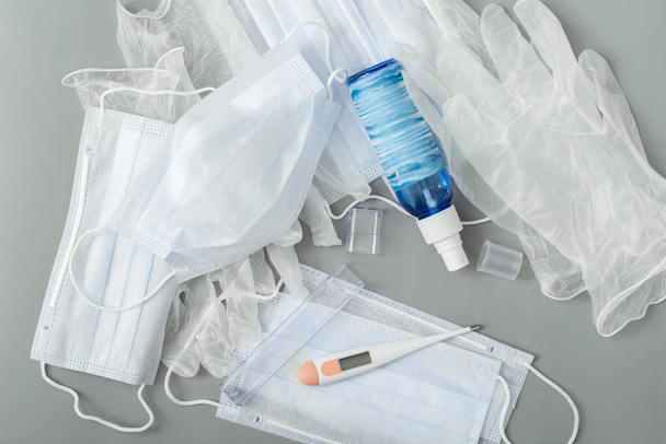 Антивирусные средства индивидуальной защиты во время карантина, медицинские маски, перчатки и антибактериальный лак
 - Фото, изображение