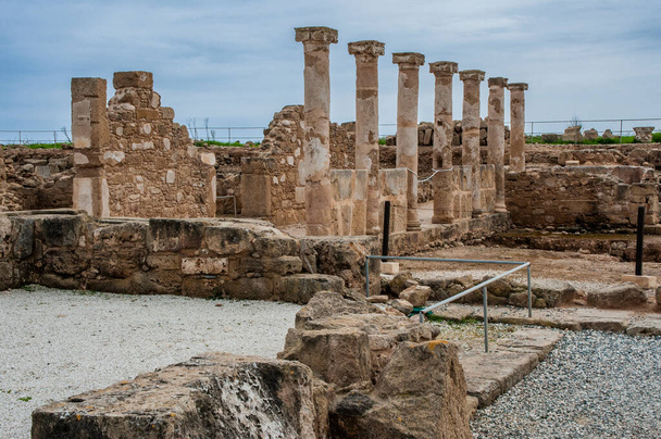  During excavations of ancient Paphos, archaeologists found the remains of buildings dating back to the first centuries of the Christian era. Then the city belonged to the Roman, and then Byzantine empires.        - Foto, imagen
