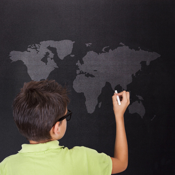 Ребенок на доске с картой мира
 - Фото, изображение