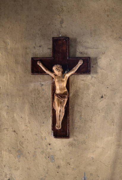 Velho crucifixo pendurado em uma parede
 - Foto, Imagem