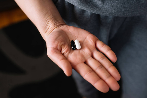 Női kéz kezében egy gyógyszer, közelről - Fotó, kép