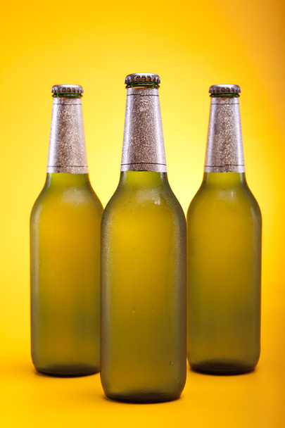 διατηρημένα με απλή ψύξη μπύρα σε κίτρινο φόντο! - Φωτογραφία, εικόνα
