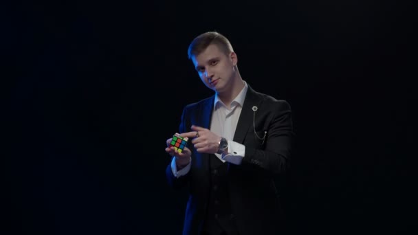 Illusionist shows trick with Rubik's cube - Footage, Video