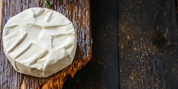 τυρί Camembert ή Brie Menu έννοια. τρόφιμα φόντο top view αντίγραφο χώρο για το κείμενο keto ή paleo διατροφή υγιεινή διατροφή, ακατέργαστα βιολογικά τρόφιμα - Φωτογραφία, εικόνα
