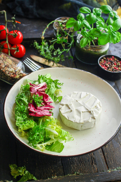 τυρί Camembert ή Brie Menu έννοια. τρόφιμα φόντο top view αντίγραφο χώρο για το κείμενο keto ή paleo διατροφή υγιεινή διατροφή, ακατέργαστα βιολογικά τρόφιμα - Φωτογραφία, εικόνα