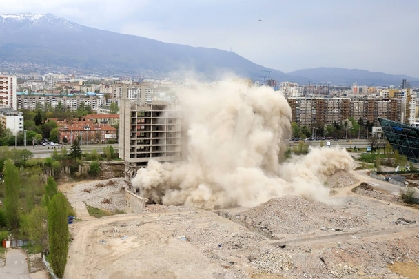 Esplosione controllata con esplosioni di un grande edificio, stamperia IPK Rodina, a Sofia, Bulgaria il 26 / 04 / 2020
. - Foto, immagini