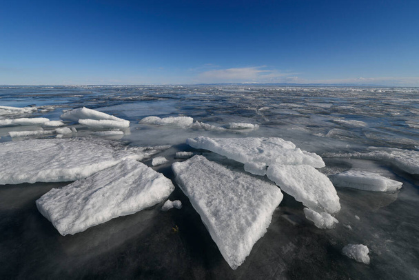 IJsschotels en water aan de oever van het Baikalmeer - Foto, afbeelding