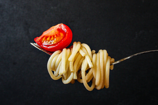 pasta spagetti tomaatti ja basilika, Menu käsite terveellistä syömistä. ruoka tausta alkuun näkymä kopioi tilaa tekstiä
 - Valokuva, kuva