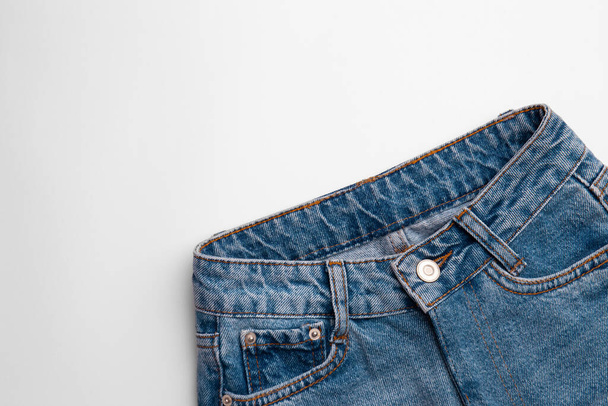 Niebieskie dżinsy na białym tle. Widok z góry dżinsy spodnie z miejsca na tekst - Zdjęcie, obraz