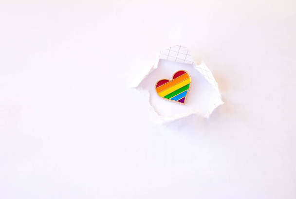 Konzept des Gay Pride, LGBT. Herzschild mit LGBT-Schwulenstolz, Herz mit Regenbogenfahne - Foto, Bild