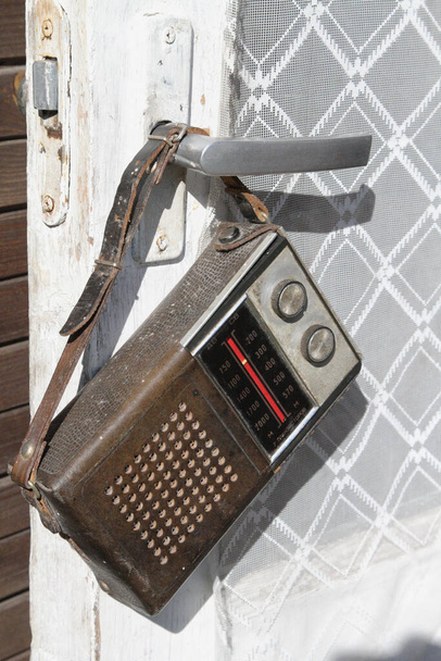 ドアハンドルの古いポータブルラジオ - 写真・画像